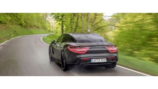 Der Porsche Taycan muss in den Wäldern um Weisach zeigen, dass er ein echter Porsche ist. (Porsche)