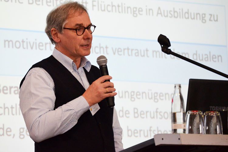 … und Hans-Joachim Slagman lieferte zahlreiche Anekdoten aus dem Arbeitsalltag mit zum Teil hoch motivierten Praktikanten mit Migrationshintergrund. (Rehberg/»kfz-betrieb«)