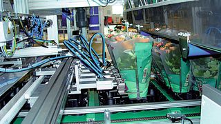 Bild 1: Die Energieeffizienz konventioneller pneumatischer Verpackungsmaschinen lässt sich erhöhen, indem der Abluftstrom zur Drucklufterzeugung genutzt wird. (Festo)