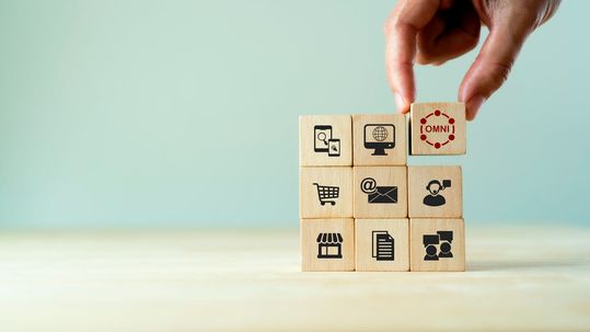 Omnichannel-Logistik gilt als neues Ideal moderner Supply Chains. Aber viele Logistikzentren sind auf die gleichzeitige Bedienung von Großhandel, Filialgeschäft und E-Commerce gar nicht vorbereitet.(Bild: ©  Parradee - stock.adobe.com)