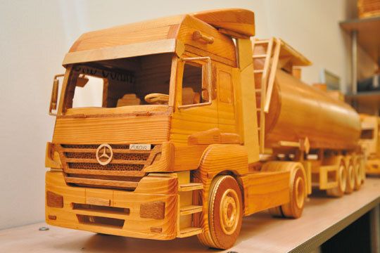 Das Schnitzen von Mercedes-Fahrzeugen ist das große Hobby eines Servicemitarbeiters. (Archiv: Vogel Business Media)