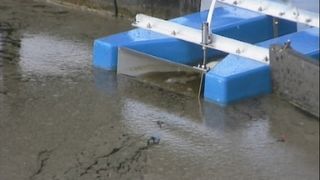 Die neuen Schwimm-Schlammpumpen schwimmen unsinkbar auf der Wasseroberfläche. (Bild: Söndgerath)