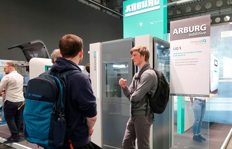 Arburg präsentierte seinen 3D-Drucker LiQ 5 für die additive Fertigung mit Flüssigsilikon (LSR)...  (Bild: D. Quitter – VCG)