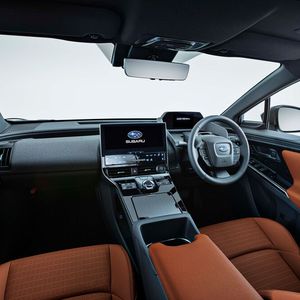 Ein großes Display dominiert die Mittelkonsole, auffällig ist das weit zurückversetzte Kombiinstrument.(Bild:  Subaru)