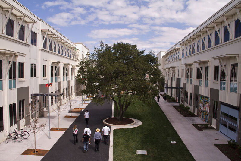 Blick auf den Innenhof des Hauptquartiers von Facebook in Menlo Park, Kalifornien (südlich von San Francisco). (Bild: Matt Harnack / Facebook)