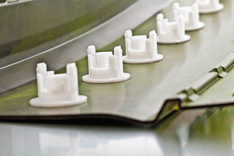 Bild 1: Mit Ultraschallschweißverfahren werden Sensorhalterungen fest, sicher und ohne Abzeichnungen in lackierte Stoßfänger eingefügt. (Bild: Telsonic)