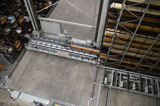 Bei TIR Technologies in Kilsett bei Straßburg werden in jedem Jahr rund 3.500 Tonnen Aluminiumprofile zu Sonnenschutzsystemen verarbeitet. Damit das wirtschaftlich und effizient abläuft, setzt man auf zwei Kasto-Systeme: Das Wabenlager Unigrip und Kastofenestra aligne.(Bild:  Kasto)