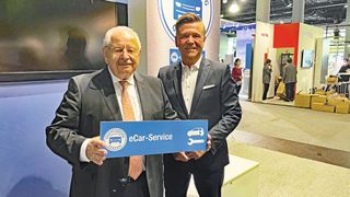 ZDK-Präsident Jürgen Karpinski und Vizepräsident Wilhelm Hülsdonk präsentierten auf der Automechanika Digital Plus das neue eCar-Service-Innungsschild des Kfz-Gewerbes. (Bild: ProMotor)