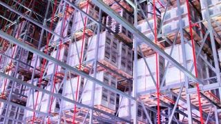 Die neuen Regalbediengeräte „MTwin“ im Hochregallager von Amica sind 45 m hoch und verfügen über jeweils zwei Lastaufnahmemittel für die zweifachtiefe Lagerung. (MLOG Logistics)