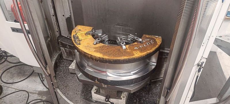Als vielseitiger Lohnfertiger verfügt die CNC – innovative Zerspanung GmbH nicht für jedes Bauteil über die passende Spannvorrichtung. Bei Werkstücken wie dieser Lagerschale für einen Schiffsmotor wird daher improvisiert. (Bild: Ingersoll)