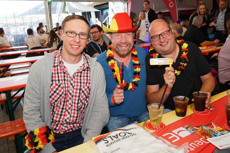Matthias Benen, Dietmar Thien und Michael Haberer waren gut vorbereitet mit Fan-Artikeln und Getränk. (Eno telecom)