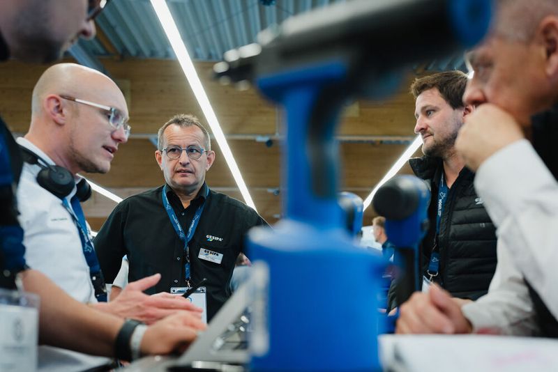 Ausgiebige Fachgespräche waren das Highlight für die 82 Aussteller der Schraubtec in LAndshut. (Bild: Tino Boecher)