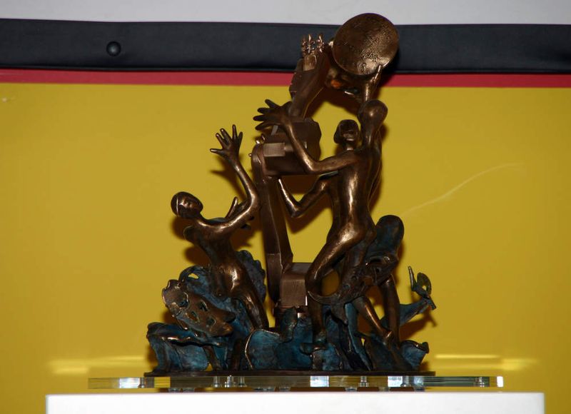Die Miniaturversion der Skulptur als Technologie Award. (Archiv: Vogel Business Media)