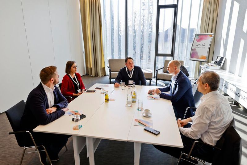 Im Interview reden Tuncay Sandikci, Director IT & Mobile Communication B2B Samsung, und Michael Vorberger, Head of B2B Open Market Sales, sowie die Presseverantwortlichen Michael Röder und Clemens Mueller-Kocksch und Margrit Lingner (IT-BUSINESS) über das Partnerprogramm. (Bild: Samsung)
