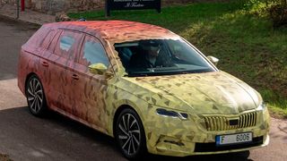 Bis zum 11. November bleibt der künftige Skoda Octavia noch getarnt. (Skoda)