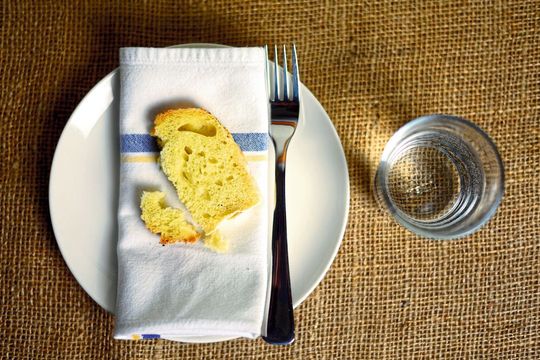 Weniger zu essen hat gesundheitliche Vorteile und könnte uns sogar älter werden lassen. (Symbolbild) Weniger zu essen hat gesundheitliche Vorteile und könnte uns sogar älter werden lassen. (Symbolbild)