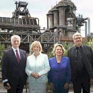 Gemeinsam forschen für das Stahlwerk der Zukunft: Bundesforschungsministerin Johanna Wanka mit Heinrich Hiesinger (l.), dem Vorstandsvorsitzenden von thyssenkrupp, der NRW-Wissenschaftsministerin Svenja Schulze und Robert Schlögl (r.), vom Max-Planck-Institut für Chemische Energiekonversion 