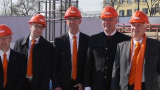 v.l. Dr. Jochen Keysberg, Vorstandsmitglied der Bilfinger SE; Michael Wombacher, Leiter des Bauprojektes bei Kuka; Peter Mohnen, CFO Kuka; Dr. Till Reuter, CEO Kuka; Dr. Kurt Gribl, Oberbürgermeister der Stadt Augsburg; und Bernd Minning, Aufsichtsratsvorsitzender Kuka. (Kuka)