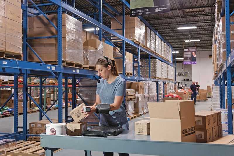 Das Retouren-Management ist ein Lagerbereich, der bisher häufig nicht per Bardoce und RFID-Chip automatisiert ist. (Zebra)