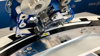 Blick auf den Tapehead-3000 von Glaub. Das System appliziert Klebebänder für industrielle Zwecke jetzt noch präziser. Die IT-Spezialisten von Synostik haben nämlich eine smarte Diagnosemöglichkeit eingesetzt, um die roboterbasierte Applikation zu optimieren ... (Bild: Glaub)