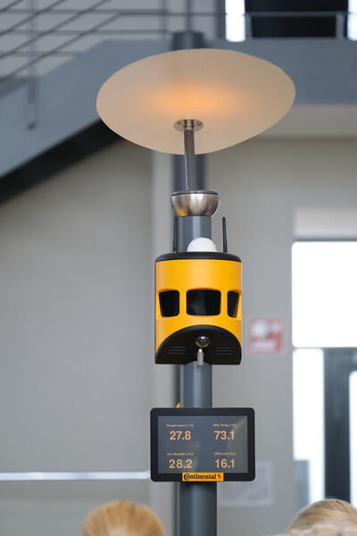 Der Sensorkasten von Continental kann an Straßenlampen montiert werden. Die Sensoren erfassen bspw. Parklücken, Stau oder Fußgänger, die zwischen parkenden Autos auf die Straße laufen. (Marcus Prell/Continental)