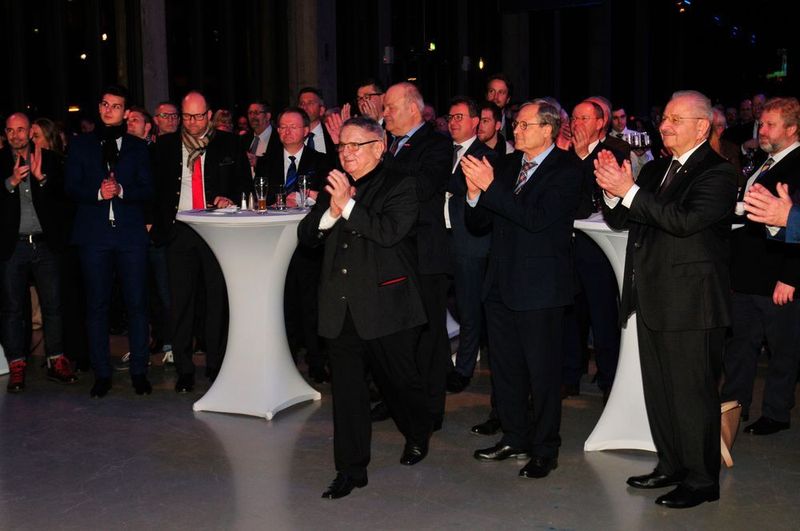 Für seine Rede erhielt der Minister viel Applaus, unter anderem von Klaus Dieter Breitschwert und Jürgen Karpinski. (Zietz)