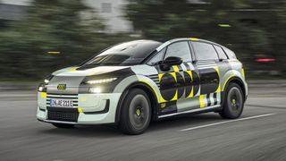 Audi zeigt den neuen A2 E-Tron nur noch leicht mit Folie getarnt. (Bild: Audi AG)