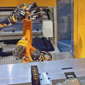 Bild 2: Der Manipulator führt das Blech automatisch von Biegestation zu Biegestation. 