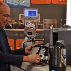 Size determination of particles made easier with Malvern’s new Mastersizer 3000. Dr. Mark Wingfield, Malvern’s General Manager explains the simple handling procedures at the exhibition.  (Picture:: M. Henig/ PROCESS)