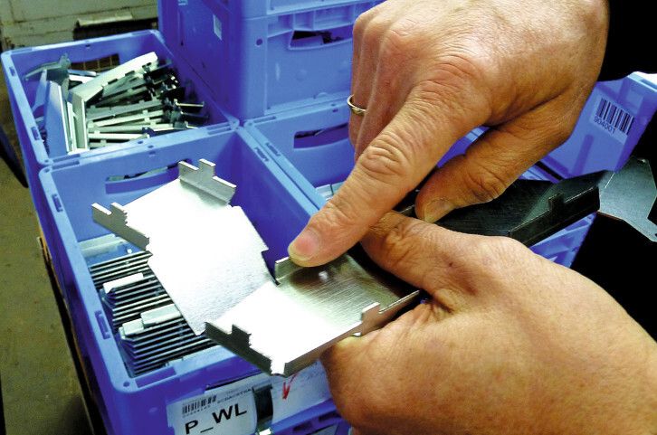 Egal ob große oder kleine Blechteile – bei Sielaff stimmt die Präzision und Genauigkeit. Schließlich werden die Teile in Lebensmittel-Automaten verbaut. Aber auch der Gesamteindruck eines Automaten muss passen – schließlich isst oder trinkt das Auge mit. (Bild: Kuhn)