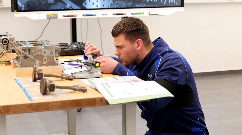 Marvin Mundt aus Hamburg beim Vermessen von Motorbauteilen. (Bild: Schmidt – autoFACHMANN)