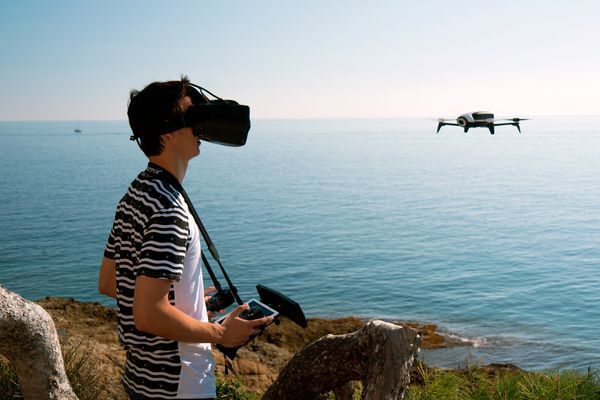 Steuerbar ist die Drohne sogar via Videobrille, auf der man live die Sicht der Drohne teilt. (Parrot)