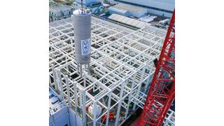 Eine der letzten Ausrüstungen für die Kieselsäureanlage der Fa. Grace wird eingehoben  (CAC)