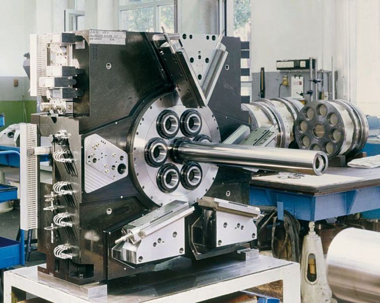 Bild 4: Spindelkasten mit Trommel, Führungsrohr, Querschlittenkonsolen und teilweise montierten Schlittenführungen.Bild: Schütte (Archiv: Vogel Business Media)