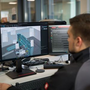 Die Entwicklung der großen Laserhybrid-Schweißanlage war für Fronius alles andere als einfach. Denn die Portalgigantin musste virtuell in Betrieb genommen werden, weil das physisch nicht möglich war. Geholfen hat einmal mehr das Tool Pathfinder von Fronius.(Bild:  Fronius)