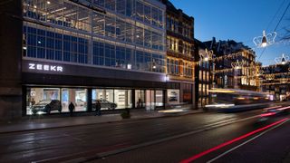 In Amsterdam betreibt Zeekr eine physische Markenrepräsentanz. Ob es künftig auch in Deutschland Zeekr-Showrooms geben wird, ist nicht bekannt. (Bild: JANUS VAN DEN EIJNDEN)