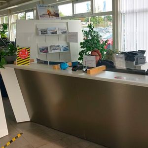 Auch das Autohaus Heinemann weist mit vielen Schildern und Markierungen auf die Hygieneregeln hin.(Bild:  Rosenow/»kfz-betrieb«)