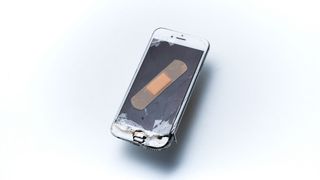 Einfache Smartphone-Reparaturen, wie der Wechsel des Akkus, sollen künftig auch für Laien möglich sein. (Bild: Luca - stock.adobe.com)