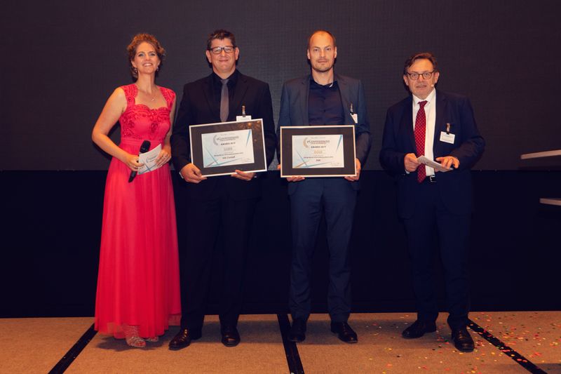 In der Kategorie Geografische Informationssysteme (GIS) gehen die Preise an die GIS Consult (Silber), ESRI (Gold) und Autodesk (Platin). Für GIS Consult nehmen Dietmar Hauling und für ESRI Christer Lorenz den Preis entgegen. (Offenblen.de)