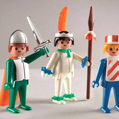 Winkewinke: Drei, die von Beginn an dabei waren, verabschieden sich aus Deutschland. Denn was bereits Anfang des Jahres verkündet wurde, schreitet nun in Richtung Vollzug – die Schließung des Playmobil-Werkes in Dietenhofen.  (Bild: Playmobil)