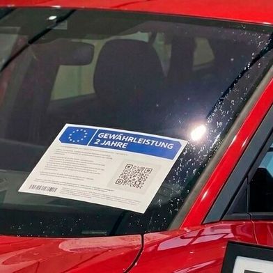 Ab 27. September 2026 müssen alle Fahrzeuge mit dem neuen EU-Gewährleistungs-Label ausgestattet sein; Neuwagen zusätzlich mit einem Garantie-Label. (Bild: Gemini / 3 Pro  / KI-generiert)