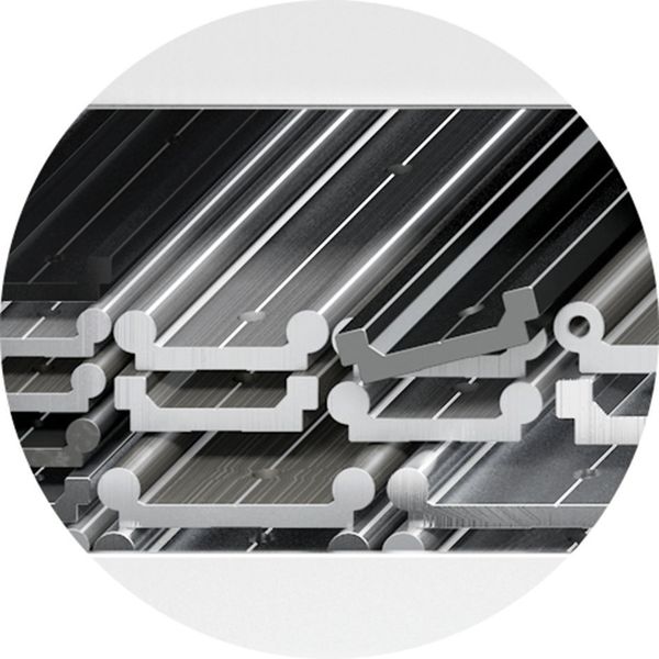 Unterschiedlichste Wellenmaterialien
Beispiel: Carbonschienen
-	Die leichteste Linearführung der Welt
-	75 % leichter als Stahl, 25 % leichter als Aluminium
-	Schiene komplett aus Carbon gefertigt und daher extrem leicht
-	Kombination mit Kunststoffschlitten für metallfreies System
-	Speziell für Flugzeugbau oder auch Medizintechnik geeignet (Bild: Igus)