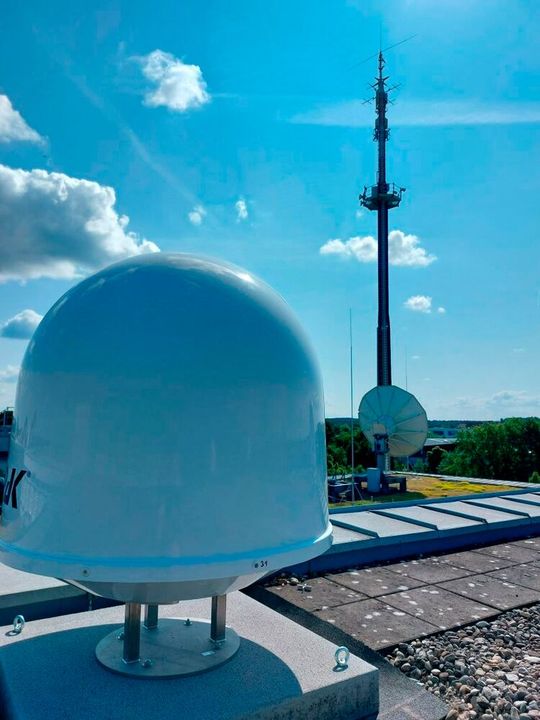 Sende- und Empfangsantennen der Satellitenbodenstation am Fraunhofer IIS in Erlangen für Tests der Heinrich Hertz Mission.(Bild:  Fraunhofer IIS)