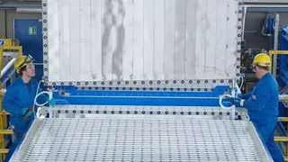 Ob in den Elektrolysezellen ein basisches oder saures Medium eingesetzt wird, macht einen wesentlichen Unterschied: Die alkalische Elektrolyse, das Arbeitspferd unter den Wasserelektrolyse-Verfahren, nutzt bis zu 40-prozentige Kalilauge-Lösungen, um Wasserstoff mit hohem Reinheitsgrad zu gewinnen.  (Bild: Thyssenkrupp)