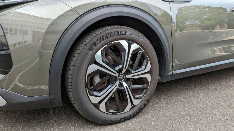 4. Der Fahrkomfort: Stellvertretend für die Vorkehrungen, die Citroën für einen möglichst hohen Fahrkomfort getroffen hat, zeigen wir hier die Räder (die Fahrwerkskomponenten lassen sich so schlecht fotografieren). Denn die großen Räder (19 Zoll) tauchen weniger stark in Unebenheiten ein, und die hohen Reifenflanken (Serie 55) sorgen für weiches Abrollen. Noch wichtiger dürften aber die speziellen Dämpfer mit progressivem hydraulischen Anschlag sein, die einen längeren Federweg zulassen und harte Stöße am Endanschlag vermeiden. Diese Dämpfer zusammen mit den ... (Bild: Rosenow – VCG)