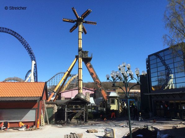 Der Name des Karussells leitet sich von den sechs Gondelarmen ab, die sternförmig an einem rund 30 Meter langen Schwenkarm angebracht sind. Die Gondelarme mit jeweils fünf Sitzplätzen bewegen sich nicht nur horizontal und vertikal, sondern auch kreisförmig um den Schwenkarm. Zudem drehen sich sowohl die Gondelkreuze um die eigene Längsachse wie auch die einzelnen
Gondelarme um jeweils 360 Grad. (Bild: Siemens)
