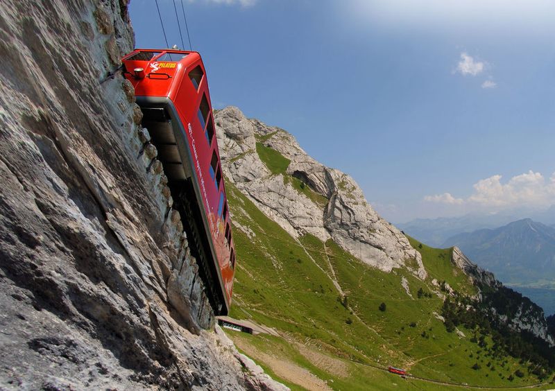 Platz 4: Steilste Zahnradbahn der Welt mit Siemens-Technik automatisiert – Mit einer Steigung von 48 Prozent ist die Pilatusbahn die steilste Zahnradbahn der Welt. Damit die Triebfahrzeuge des Gipfelstürmers gefahrenlos gewartet werden können, kommt Automatisierungstechnik von Siemens zum Einsatz. (www.perretfotoch.ch)