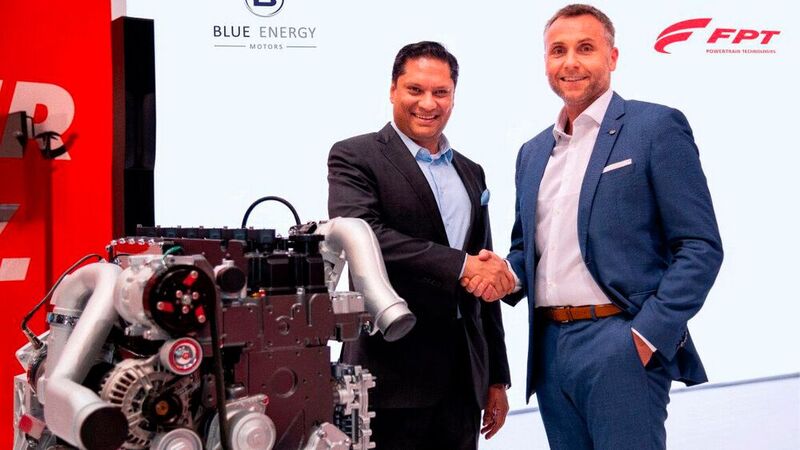 Auf der IAA Transportation 2022 (v.l.): Anirudh Bhuwalka, CEO von Blue Energy Motors und Sylvain Blaise, President Powertrain der Iveco Group.
