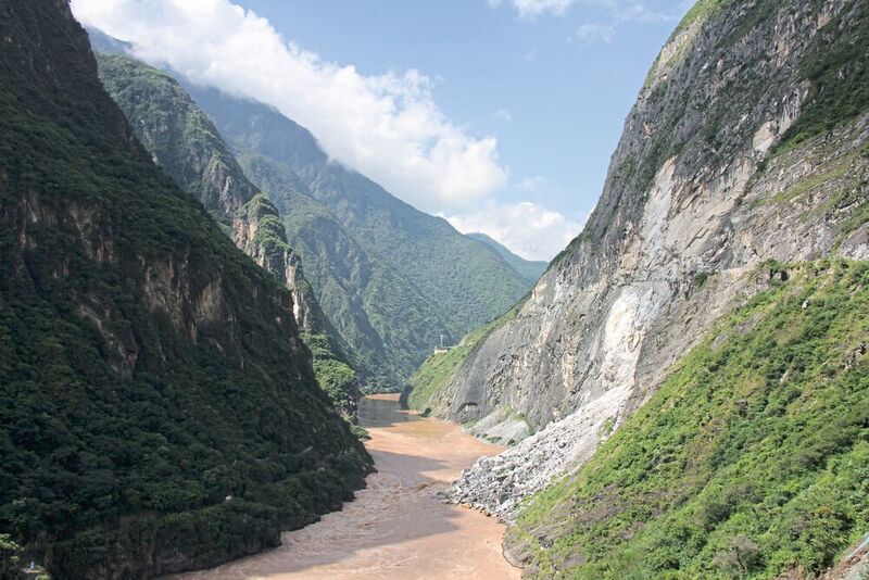 Im Gegensatz dazu verringern hohe Erosionsraten in Gebirgen die biologische Vielfalt, weil dadurch Lebensräume verlorengehen. Hier ein Erdrutsch in den Hengduan-Bergen in Südwestchina. (Susanne fritz)