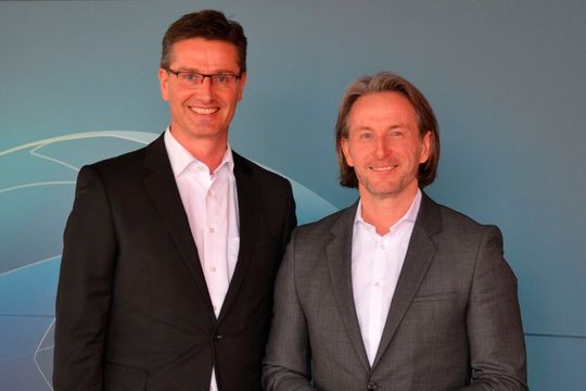 Thomas Hanswillemenke (re.), Vorstand Mobilität und Maik Kynast, Bereichsleiter Vertrieb Mobilität und Waren: „Der Erfolg unserer Bank ist in der tagtäglichen Qualität unserer Services begründet. Das ist es, was unsere Händler von uns erwarten – und das ist es was sie von uns bekommen.“ (Bild:  Michel/»kfz-betrieb«)